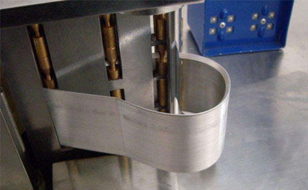 彎字機(jī)工作中 彎字機(jī)工作中