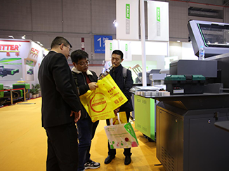 2019上海展，向客戶(hù)展示彎字機(jī)加工效果